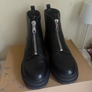 Indigo RD Women’s size 8M Black Zip Up Boots NWT